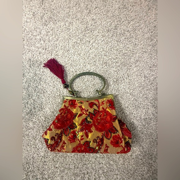 Vintage-Inspired Beaded & Embroidered Evening Bag with Tassel
Elegant and unique - Picture 1 of 9